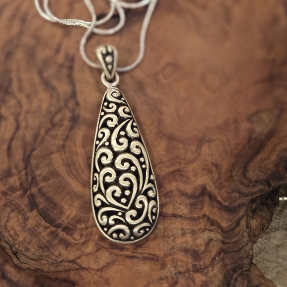 Jewelry - Vintage Scrolled Sterling Silver Pendant Necklace
